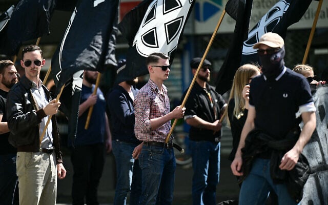 Des membres du groupe d'extrême droite "Comité du 9 Mai" manifestent pour commémorer le 30e anniversaire de la mort de Sébastien Deyzieu, militant du groupe ultranationaliste "Œuvre française", à Paris, le 11 mai 2024. (Crédit : MIGUEL MEDINA / AFP)