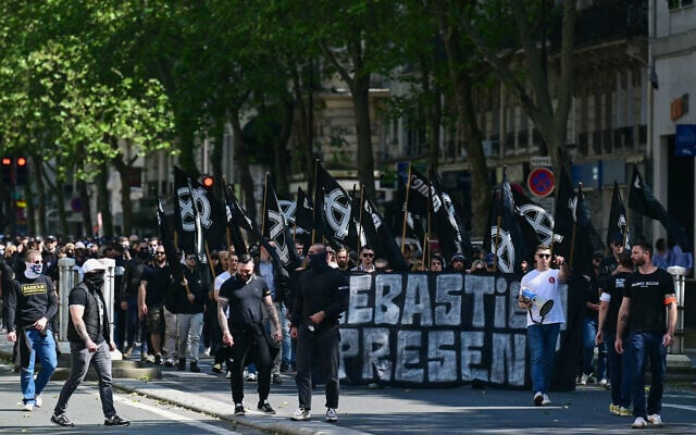 Des membres du groupe d'extrême droite "Comité du 9 Mai" manifestent pour commémorer le 30e anniversaire de la mort de Sébastien Deyzieu, militant du groupe ultranationaliste "Œuvre française", à Paris, le 11 mai 2024. (Crédit : MIGUEL MEDINA / AFP)