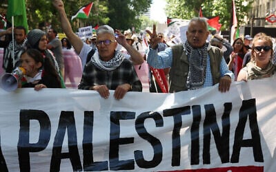 Des personnes participant à une manifestation de soutien au peuple palestinien à Madrid, en Espagne, le 11 mai 2024. (Crédit : Pierre-Philippe Marcou/AFP)