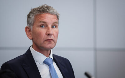 Björn Höcke, co-dirigeant du parti d'extrême-droite Alternative pour l'Allemagne (AfD) dans l'Etat fédéral de Thuringe (est), attend une séance de son procès pour l'utilisation présumée de phrases nazies, au tribunal régional de Halle, dans l'est de l'Allemagne, le 14 mai 2024. (Crédit : Ronny Hartmann/Pool/AFP)
