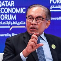 Le Premier ministre malaisien Anwar Ibrahim s'exprimant lors du Forum économique du Qatar, à Doha, le 14 mai 2024. (Crédit : Karim Jaafar/AFP)