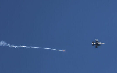 Un avion de chasse israélien en train de tirer une fusée éclairante au-dessus du sud-Liban, le 16 mai 2024. (Crédit : Menahem Kahana / AFP)