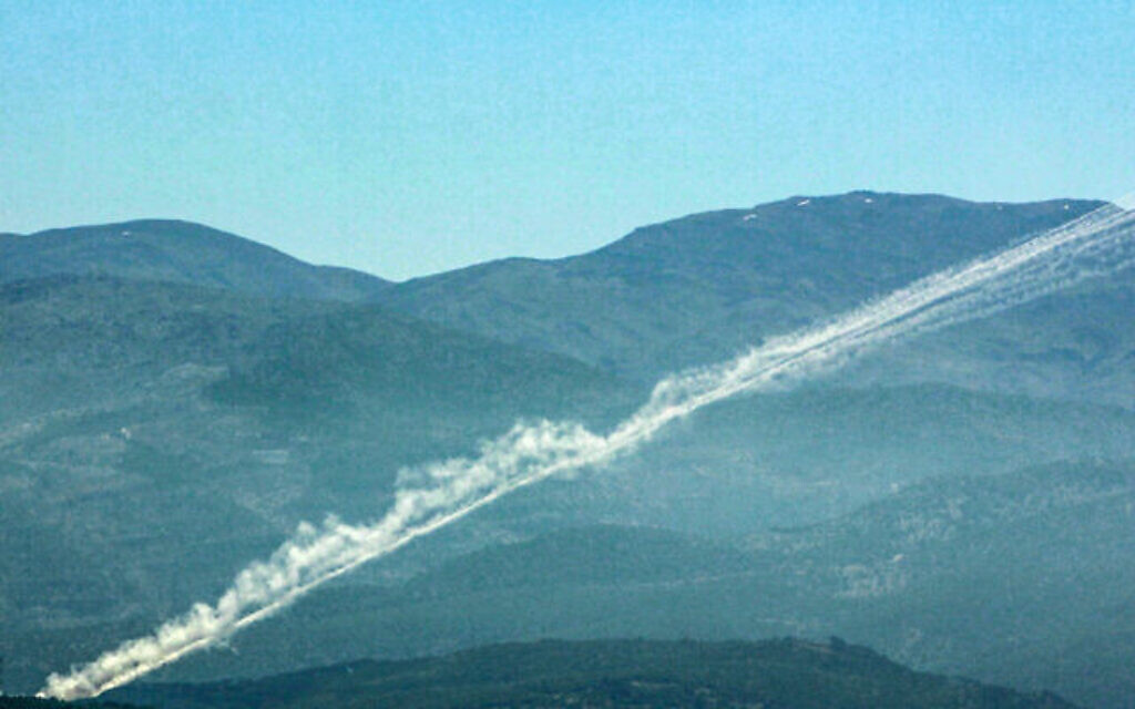 Des roquettes lancées du sud du Liban vers Israël, le 16 mai 2024, dans le cadre des affrontements transfrontaliers entre les troupes israéliennes et le Hezbollah. (Crédit : AFP)