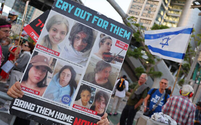 Des manifestants lors d'un rassemblement des familles d'otages détenus à Gaza, depuis le 7 octobre, devant le siège du ministère de la Défense à Tel Aviv, le 16 mai 2024. (Crédit : JACK GUEZ / AFP)