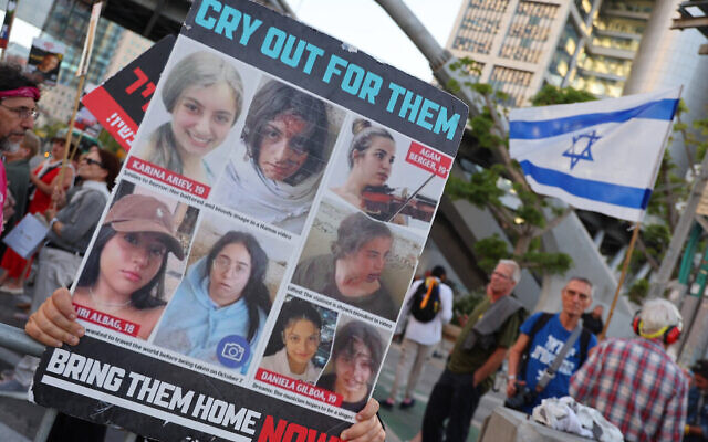 Des manifestants lors d'un rassemblement des familles d'otages détenus à Gaza, depuis le 7 octobre, devant le siège du ministère de la Défense à Tel Aviv, le 16 mai 2024. (Crédit : JACK GUEZ / AFP) Des manifestants lors d'un rassemblement des familles d'otages détenus à Gaza, depuis le 7 octobre, devant le siège du ministère de la Défense à Tel Aviv, le 16 mai 2024. (Crédit : JACK GUEZ / AFP)