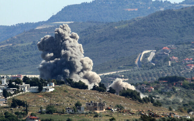 Un panache de fumée s'élève au-dessus du village de Kfar Kila, au sud du Liban, lors d'un bombardement israélien, le 16 mai 2024. (Crédit : Rabih Daher / AFP) Un panache de fumée s'élève au-dessus du village de Kfar Kila, au sud du Liban, lors d'un bombardement israélien, le 16 mai 2024. (Crédit : Rabih Daher / AFP)