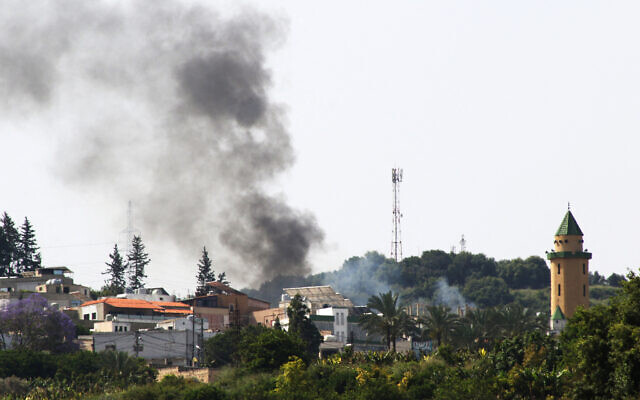 Des colonnes de fumées s'échappent lors d'un bombardement israélien sur le village libanais de Najjariyeh, le 17 mai 2024. (Crédit : Mahmoud Zayyat/AFP) Des colonnes de fumées s'échappent lors d'un bombardement israélien sur le village libanais de Najjariyeh, le 17 mai 2024. (Crédit : Mahmoud Zayyat/AFP)