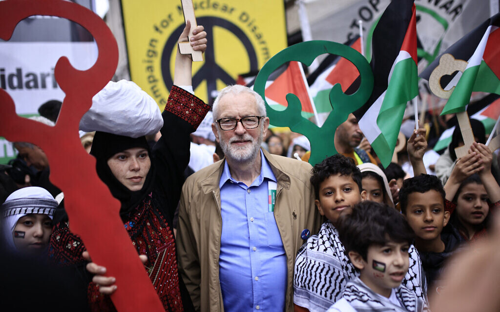 L'ancien leader du parti travailliste britannique Jeremy Corbyn (au centre) rejoignant des partisans pro-palestiniens et anti-Israël se préparant à défiler dans le centre de Londres, le 18 mai 2024. (Crédit : Benjamin Cremel/AFP)
