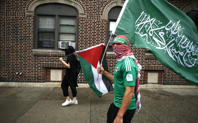 Des manifestants anti-Israël marquant la Nakba, à New York City, le 18 mai 2024. (Crédit : John Lamparski/AFP) Des manifestants anti-Israël marquant la Nakba, à New York City, le 18 mai 2024. (Crédit : John Lamparski/AFP)