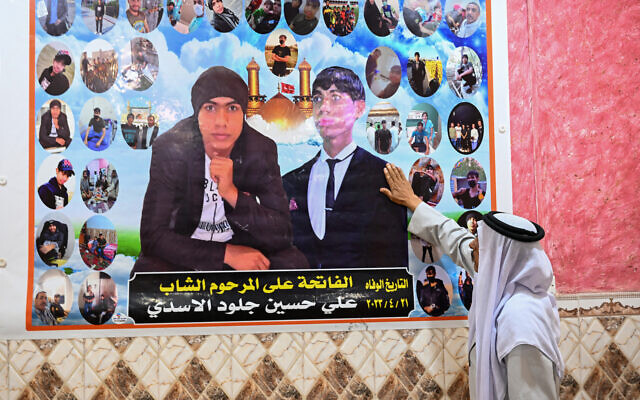 Hussein Joulood touchant un portrait de son fils décédé chez lui, en face du champ pétrolier de Rumaila, dans la province méridionale irakienne de Bassorah, le 5 mai 2024. (Crédit : Hussein Faleh/AFP) Hussein Joulood touchant un portrait de son fils décédé chez lui, en face du champ pétrolier de Rumaila, dans la province méridionale irakienne de Bassorah, le 5 mai 2024. (Crédit : Hussein Faleh/AFP)