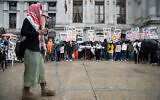 Des manifestants anti-Israël défilent entre l'hôtel de ville de Philadelphie et le campus de l'Université de Drexel où ils ont installé un campement à Philadelphie, en Pennsylvanie, le 18 mai 2024. (Matthew Hatcher / AFP)