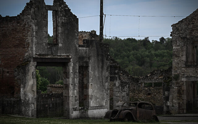 Les restes d'une voiture accidentée dans les ruines du village d'Oradour-sur-Glane, dans le sud-ouest de la France, le 13 mai 2024. (Crédit : Philippe Lopez/AFP) Les restes d'une voiture accidentée dans les ruines du village d'Oradour-sur-Glane, dans le sud-ouest de la France, le 13 mai 2024. (Crédit : Philippe Lopez/AFP)