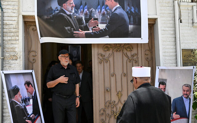 Des personnes se recueillent à l'ambassade d'Iran à Damas le 21 mai 2024, après la mort du président iranien Ebrahim Raisi, du ministre des affaires étrangères Hossein Amir-Abdollahian et de sept autres personnes tuées avec lui dans un accident d'hélicoptère. (Crédit : LOUAI BESHARA / AFP) Des personnes se recueillent à l'ambassade d'Iran à Damas le 21 mai 2024, après la mort du président iranien Ebrahim Raisi, du ministre des affaires étrangères Hossein Amir-Abdollahian et de sept autres personnes tuées avec lui dans un accident d'hélicoptère. (Crédit : LOUAI BESHARA / AFP)