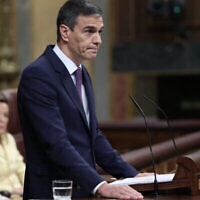 Le Premier ministre espagnol Pedro Sanchez prononçant un discours pour annoncer que l'Espagne reconnaîtra l'État palestinien le 28 mai prochain, lors du Congrès des députés, à Madrid, le 22 mai 2024. (Crédit : Thomas Coex/AFP)