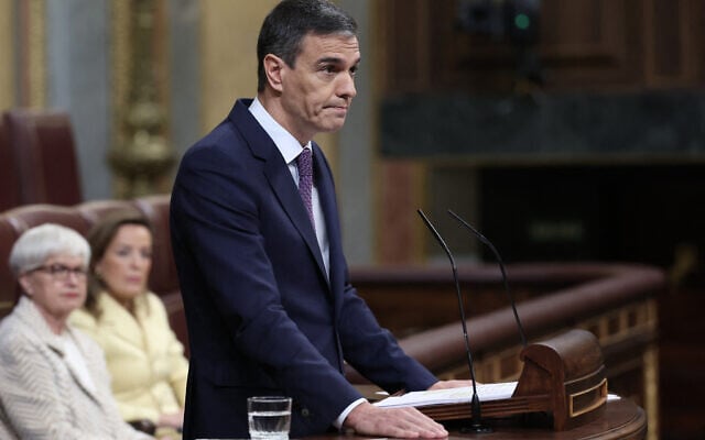 Le Premier ministre espagnol Pedro Sanchez prononçant un discours pour annoncer que l'Espagne reconnaîtra l'État palestinien le 28 mai prochain, lors du Congrès des députés, à Madrid, le 22 mai 2024. (Crédit : Thomas Coex/AFP)