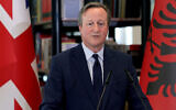 Le ministre britannique des Affaires étrangères, David Cameron, lors d'une conférence de presse conjointe avec le Premier ministre albanais après une réunion, à Tirana, le 22 mai 2024. (Crédit : Adnan Beci/AFP)