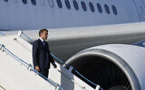 Le président français Emmanuel Macron descendant d'un avion à l'arrivée à l'aéroport international de Nouméa - La Tontouta, à Nouméa, territoire français de Nouvelle-Calédonie dans le Pacifique, le 23 mai 2024. (Crédit : Ludovic Marin/POOL/AFP)
