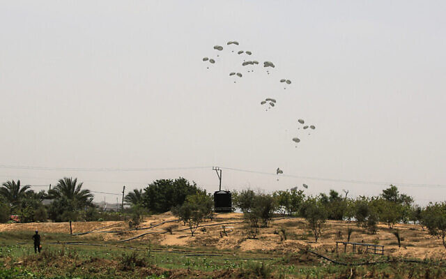 L'aide humanitaire est larguée au-dessus de Khan Yunis, dans le sud de la bande de Gaza, le 23 mai 2024. (Crédit : Eyad Baba / AFP)