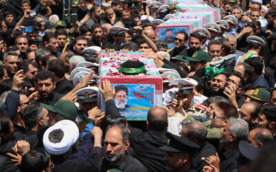 Des soldats portant le cercueil du président iranien Ebrahim Raïssi et d'autres personnes, dans la ville orientale de Birjand, le 23 mai 2024. (Crédit : Présidence iranienne/AFP)
