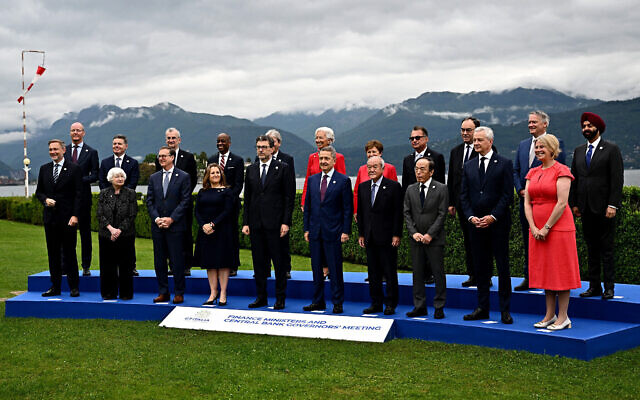 Les ministres des Finances et les gouverneurs de banques centrales posent pour la photo de famille du sommet des ministres des Finances du G7, à Stresa, en Italie, le 24 mai 2024. (Crédit : Gabriel Bouys/AFP) Les ministres des Finances et les gouverneurs de banques centrales posent pour la photo de famille du sommet des ministres des Finances du G7, à Stresa, en Italie, le 24 mai 2024. (Crédit : Gabriel Bouys/AFP)