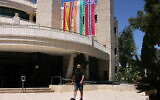 Le bâtiment de la municipalité de Ramallah, en Cisjordanie, le 24 mai 2024, orné des drapeaux de l'Espagne, de l'Irlande et de la Norvège. (Crédit : AHMAD GHARABLI / AFP)