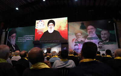 Discours télévisé du secrétaire général du Hezbollah, Hassan Nasrallah, lors d'un rassemblement après la mort récente du président iranien Ebrahim Raïssi et de son entourage, tués dans un accident d'hélicoptère, dans la banlieue sud de Beyrouth, le 24 mai 2024. (Crédit : Anwar Amro/AFP)