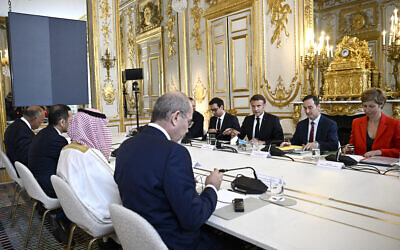 Le président français Emmanuel Macron (3e à droite) participant à une réunion avec le ministre jordanien des Affaires étrangères Ayman Safadi (4e à gauche), le ministre saoudien des Affaires étrangères Faisal bin Farhane (3e à gauche), le Premier ministre du Qatar, l'émir Mohammed bin Abdulrahman ben Jassim al-Thani (2e à gauche), et le ministre égyptien des Affaires étrangères, Sameh Choukri (3e à gauche), pour des entretiens sur la guerre à Gaza entre Israël et le groupe terroriste palestinien du Hamas, au palais présidentiel de l'Élysée, à Paris, le 24 mai 2024. (Crédit : Julien de Rosa/POOL/AFP)
