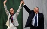 Le président mexicain sortant Andres Manuel Lopez Obrador  et la maire de Mexico Claudia Sheinbaum saluent les partisans après avoir présenté le rapport de son gouvernement, sur la place Zocalo à Mexico, le 1er juillet 2019. (Crédit : RONALDO SCHEMIDT / AFP)