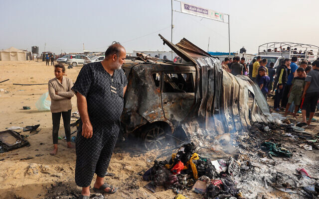 Les Palestiniens présents sur le site d'une frappe israélienne ciblant deux terroristes du Hamas, à proximité d'un camp de personnes déplacées, à Rafah, le 27 mai 2024. (Crédit : Eyad Baba/AFP) Les Palestiniens présents sur le site d'une frappe israélienne ciblant deux terroristes du Hamas, à proximité d'un camp de personnes déplacées, à Rafah, le 27 mai 2024. (Crédit : Eyad Baba/AFP)
