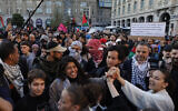 L'activiste Rima Hassan, septième de liste du parti La France insoumise pour les élections européennes de juin, lors d'une manifestation anti-Israël, à Paris, le 27 mai 2024. (Crédit : Geoffroy VAN DER HASSELT / AFP)