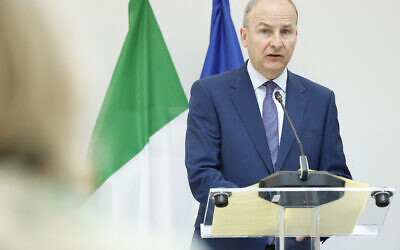 Le ministre irlandais des Affaires étrangères, Micheal Martin, lors d'une conférence de presse conjointe avec ses homologues espagnol et norvégien à la Représentation permanente de l'Espagne auprès de l'Union européenne, à Bruxelles, le 27 mai 2024. (Crédit : Kenzo Tribouillard/AFP)