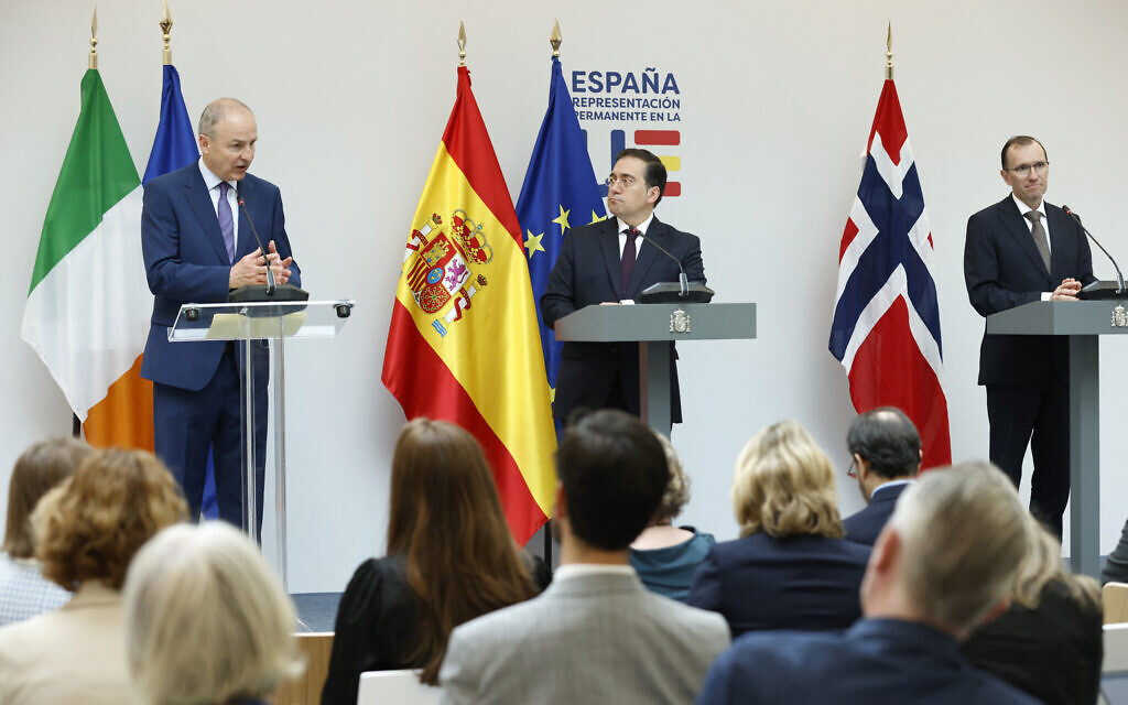 Le ministre espagnol des Affaires étrangères Jose Manuel Albares (au centre), le ministre norvégien des Affaires étrangères Espen Barth Eide (à droite) et le ministre irlandais des Affaires étrangères Micheal Martin tenant une conférence de presse conjointe, à la Représentation permanente de l'Espagne auprès de l'Union européenne, à Bruxelles, le 27 mai 2024. (Crédit : Kenzo Tribouillard/AFP)