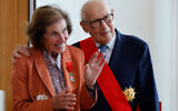 L'activiste français et chasseur de nazis Serge Klarsfeld et son épouse la journaliste franco-allemande et chasseuse de nazis Beate Klarsfeld sont photographiés lors d'une cérémonie de remise d'ordre à l'ambassade de France à Berlin, le 27 mai 2024. (Crédit : Ludovic MARIN / AFP)