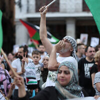 Des manifestants pro-palestiniens devant le ministère espagnol des Affaires étrangères à Madrid, le 27 mai 2024. (Crédit : Thomas Coex/AFP)