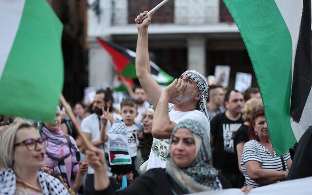 Des manifestants pro-palestiniens devant le ministère espagnol des Affaires étrangères à Madrid, le 27 mai 2024. (Crédit : Thomas Coex/AFP)