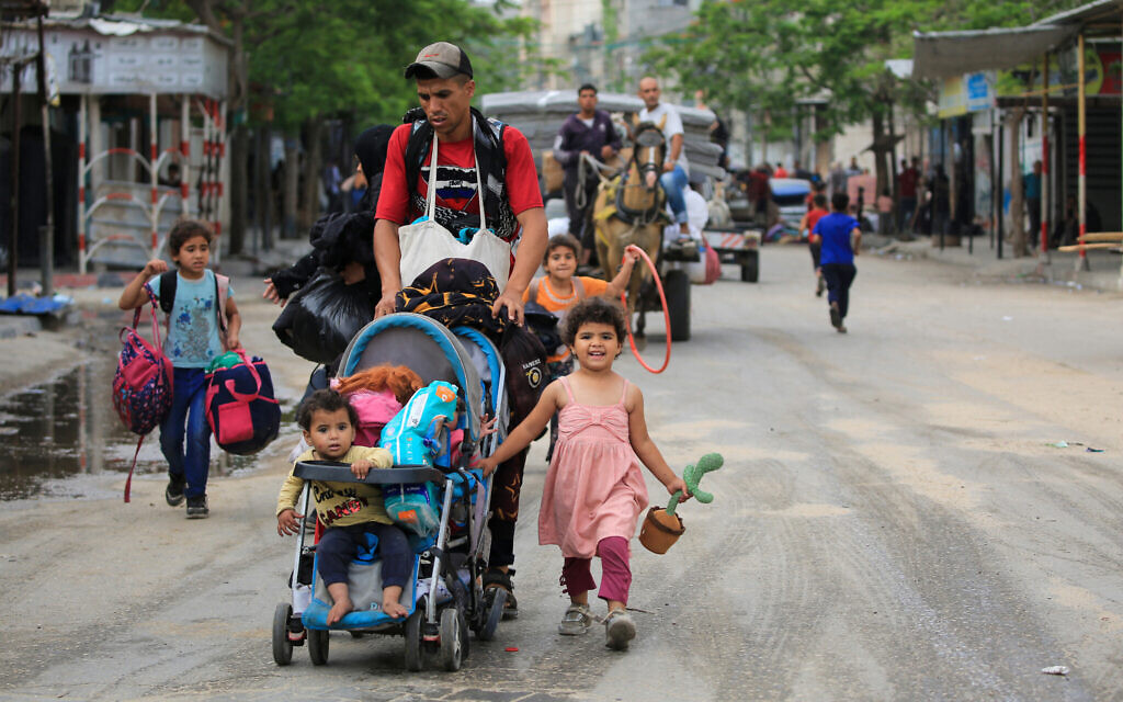 Des Palestiniens fuyant le quartier de Tal al-Sultan avec leurs biens, à Rafah, le 28 mai 2024. (Crédit : Eyad Baba/AFP)