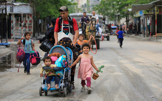Des Palestiniens fuyant le quartier de Tal al-Sultan avec leurs biens, à Rafah, le 28 mai 2024. (Crédit : Eyad Baba/AFP)