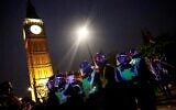 Des agents de la police métropolitaine (MET) arrivent devant Big Ben, au Palais de Westminster, qui abrite les Chambres du Parlement, pour un rassemblement anti-Israël et pro-palestinien "Hands off Rafah, End the genocide" dans le centre de Londres, le 28 mai 2024. (Crédit : BENJAMIN CREMEL / AFP)
