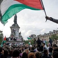 Illustration : Des manifestants portant des drapeaux palestiniens, sur la Place de la République, à Paris, le 28 mai 2024. (Crédit : Geoffroy Van Der Hasselt/AFP)