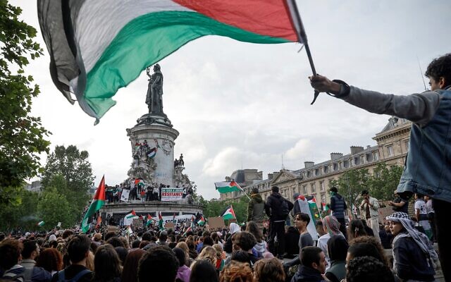 Des manifestants portant des drapeaux palestiniens, sur la Place de la République à Paris le 28 mai 2024. (Crédit : Geoffroy Van Der Hasselt/AFP)
