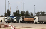 Des camions transportant de l'aide humanitaire photographiés du côté israélien du poste-frontière de Kerem Shalom avec la bande de Gaza dans le sud d'Israël le 28 mai 2024. (Crédit : Menahem Kahana/AFP)