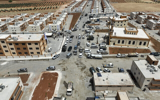 Des maisons nouvellement construites pour les personnes déplacées près de la ville syrienne de Qabasin, située au nord-est de la ville d'Al-Bab, à environ 30 kilomètres d'Alep, le 28 mai 2024. (Crédit : Bakr ALKASEM / AFP) Des maisons nouvellement construites pour les personnes déplacées près de la ville syrienne de Qabasin, située au nord-est de la ville d'Al-Bab, à environ 30 kilomètres d'Alep, le 28 mai 2024. (Crédit : Bakr ALKASEM / AFP)