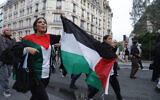 Des manifestants portent des drapeaux palestiniens dans le centre de Paris le 28 mai 2024. (Crédit : Geoffroy VAN DER HASSELT / AFP)