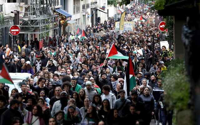 Des manifestants portent des drapeaux palestiniens dans le centre de Paris le 28 mai 2024. (Crédit : Geoffroy VAN DER HASSELT / AFP)