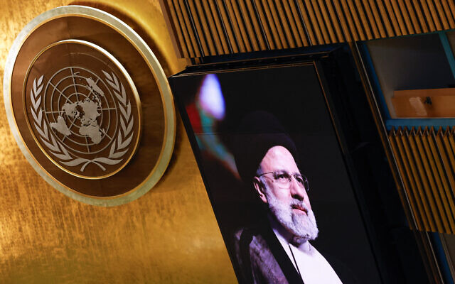Une photo de feu le président iranien Ebrahim Raissi est affichée alors que l'Assemblée générale des Nations unies (ONU) rend hommage à Raissi au siège de l'ONU à New York, le 30 mai 2024. (Crédit : KENA BETANCUR / AFP) Une photo de feu le président iranien Ebrahim Raissi est affichée alors que l'Assemblée générale des Nations unies (ONU) rend hommage à Raissi au siège de l'ONU à New York, le 30 mai 2024. (Crédit : KENA BETANCUR / AFP)
