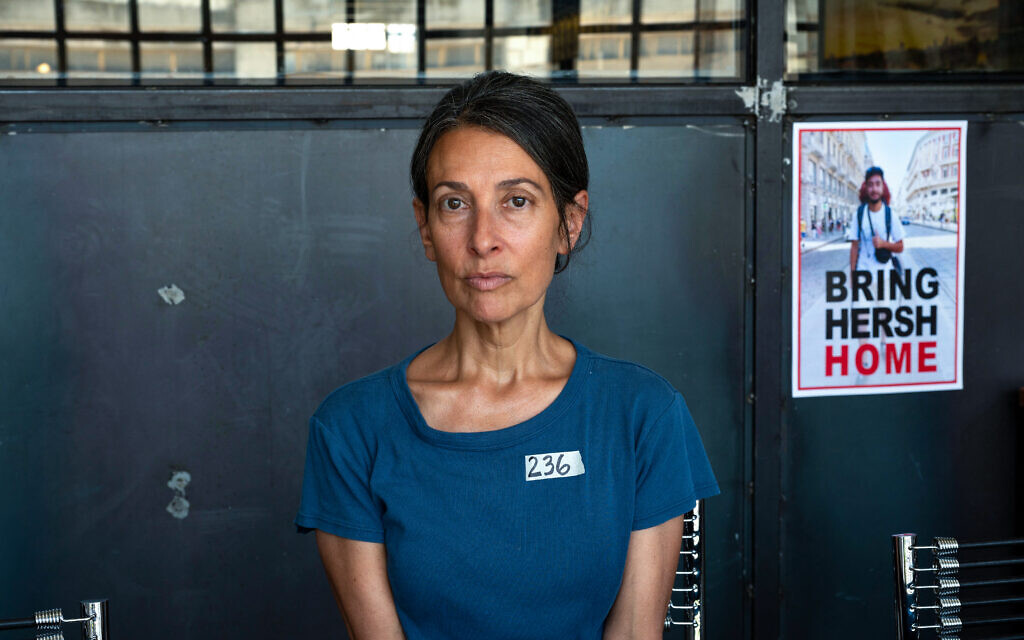 Rachel Goldberg-Polin, la mère de Hersh Goldberg-Polin, retenu en otage par le Hamas, pose pour une photo à côté d'une affiche de son fils lors d'une interview à Jérusalem le 29 mai 2024.  (Crédit : Ahikam SERI / AFP)