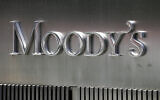Un panneau de l'agence de crédit Moody's, à New York, le 13 août 2010. (Crédit : Mark Lennihan/AP)