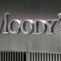 Un panneau de l'agence de crédit Moody's, à New York, le 13 août 2010. (Crédit : Mark Lennihan/AP)