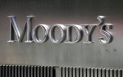 Un panneau de l'agence de crédit Moody's, à New York, le 13 août 2010. (Crédit : Mark Lennihan/AP)