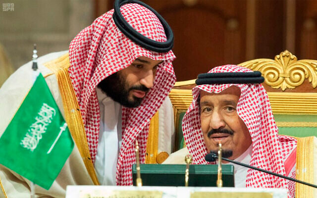 Le prince héritier saoudien Mohammed ben Salmane (à gauche) s'adressant à son père, le roi Salmane (à droite), lors d'une réunion du Conseil de coopération du Golfe, à Ryad, en Arabie saoudite, le 9 décembre 2018. (Crédit : Saudi Press Agency via AP)
